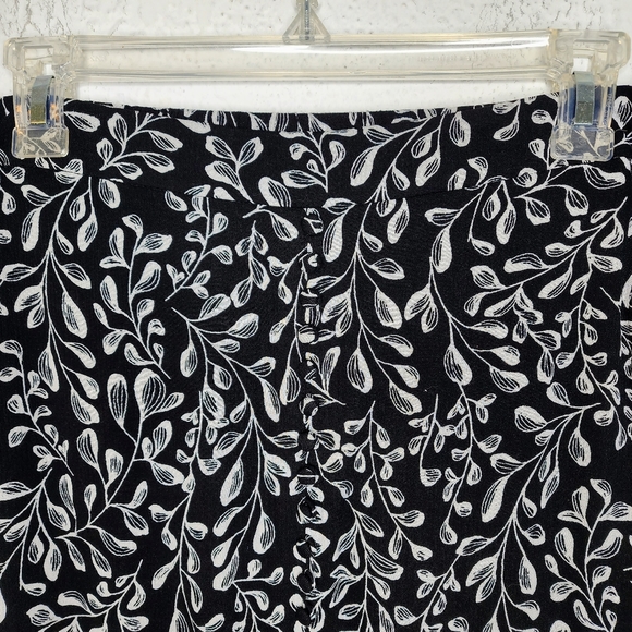 J. Jill Black and White Midi Skirt, A Line Sz XS Floral w Elastic Waist and Slit - Picture 2 of 13